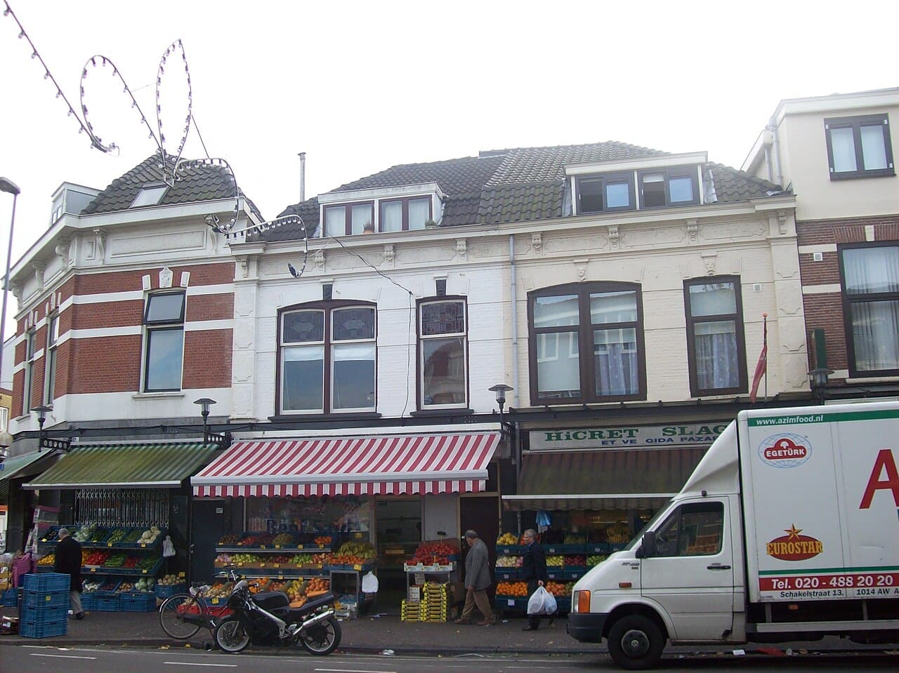 Winkels aan de Kanaalstraat in de Utrechtse wijk Lombok